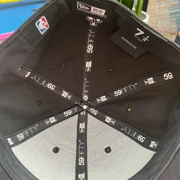 Limited edition New Era Raptors hat - Picture 4 of 6